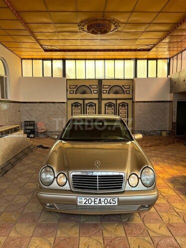 Mercedes E 240-1