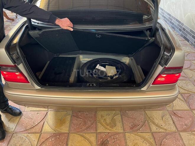 Mercedes E 240-18