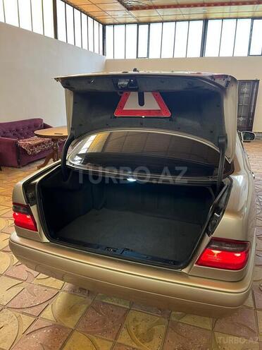 Mercedes E 240-16