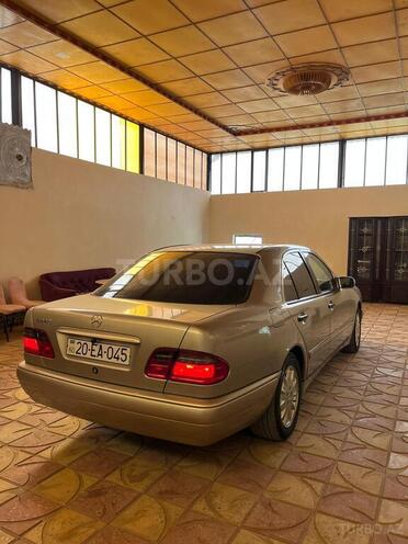 Mercedes E 240-11