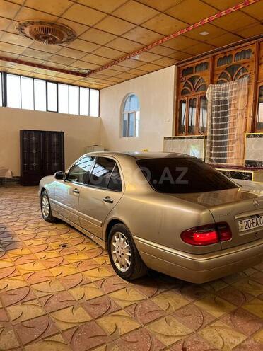 Mercedes E 240-13