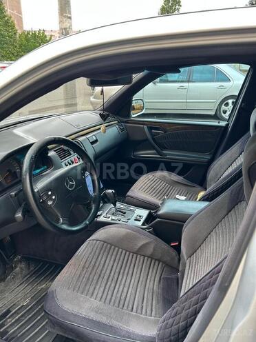 Mercedes E 270-10