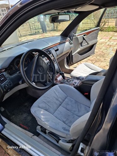 Mercedes E 280 4MATIC-3
