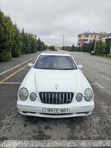 Mercedes E 240-1