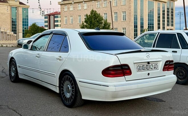 Mercedes E 270-3