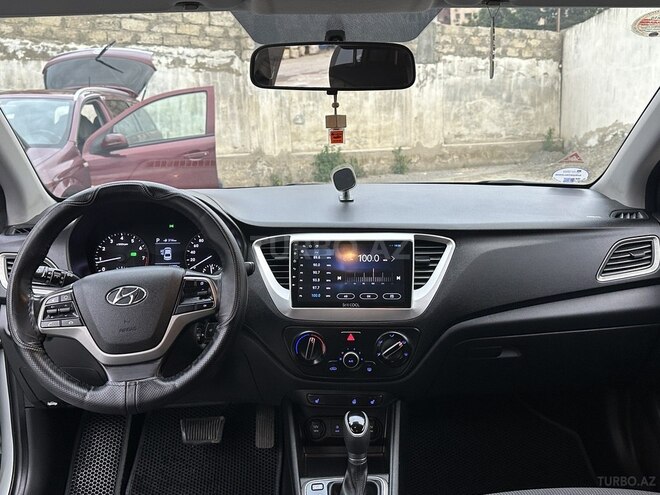 Hyundai Accent-7