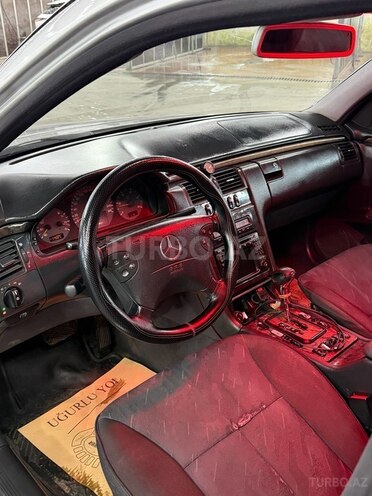 Mercedes E 270-7
