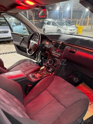 Mercedes E 270-6