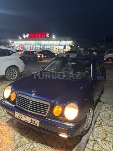 Mercedes E 240-1
