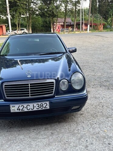 Mercedes E 240-4