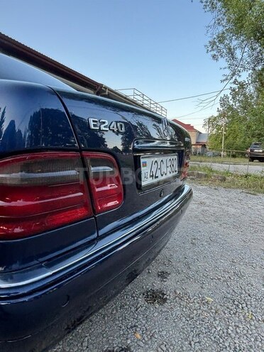 Mercedes E 240-5