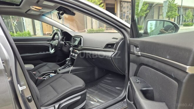 Hyundai Elantra-11