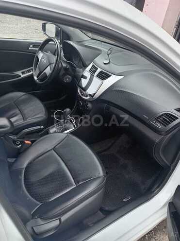 Hyundai Accent-11
