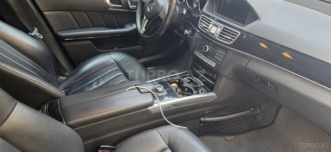 Mercedes E 220-11