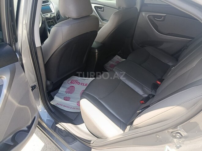 Hyundai Elantra-13