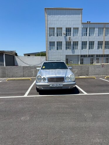 Mercedes E 240-1