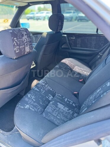 Mercedes E 240-10