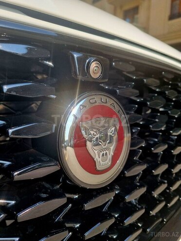 Jaguar F-Pace-12