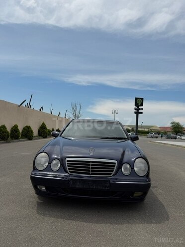 Mercedes E 270-1