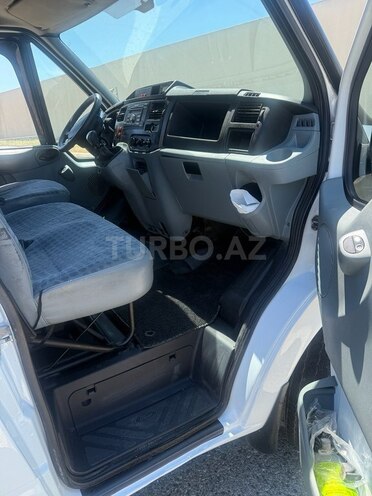 Ford Transit-10