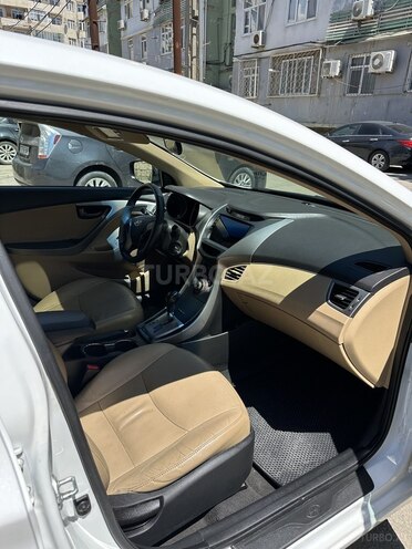 Hyundai Elantra-9