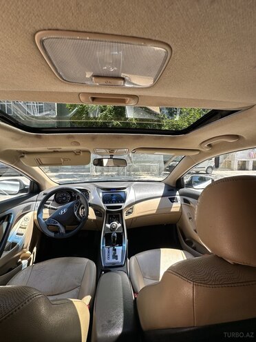 Hyundai Elantra-8