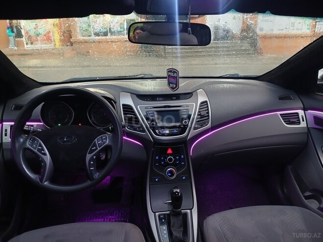Hyundai Elantra-17