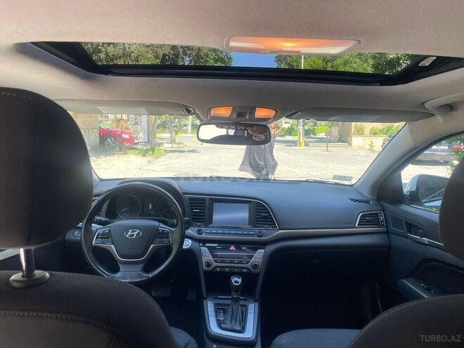 Hyundai Elantra-13