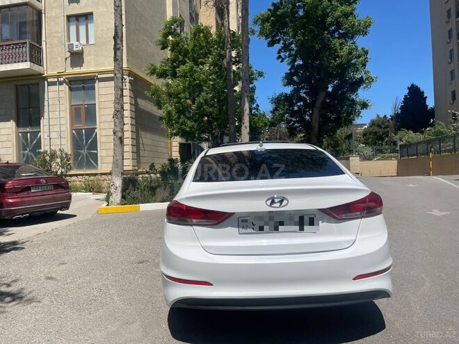 Hyundai Elantra-9