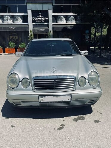 Mercedes E 240-1