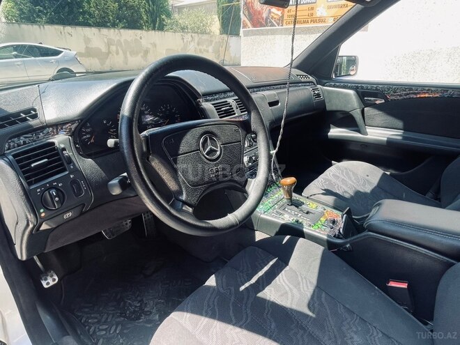 Mercedes E 240-3
