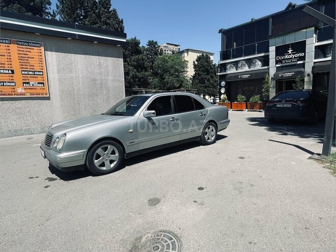 Mercedes E 240-11