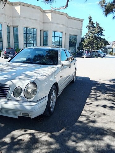 Mercedes E 200-10