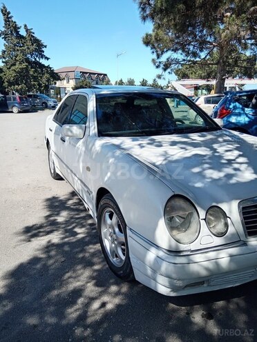 Mercedes E 200-11