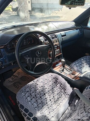 Mercedes E 200-3