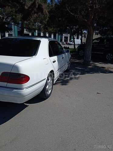Mercedes E 200-5