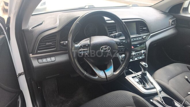 Hyundai Elantra-12