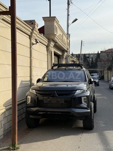 Mitsubishi L200-1