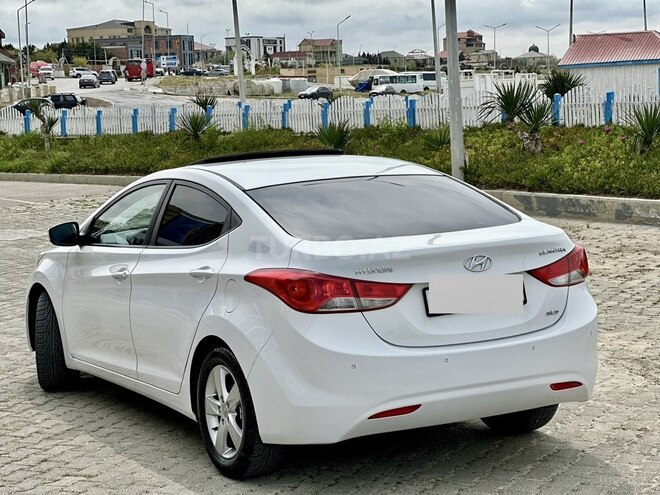 Hyundai Elantra-3