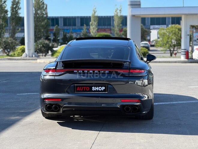 Porsche Panamera 4S-5