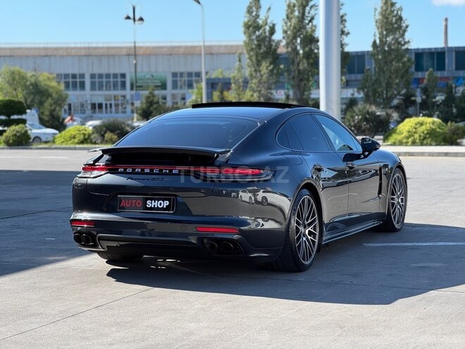 Porsche Panamera 4S-3