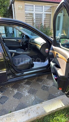Mercedes E 220-11