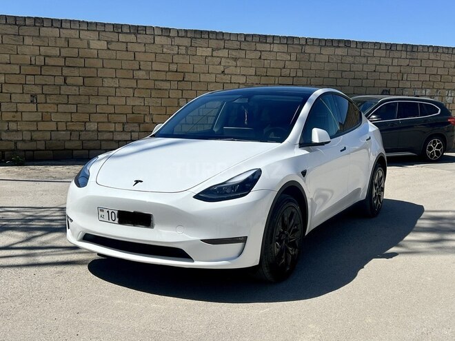 Tesla Model Y-1