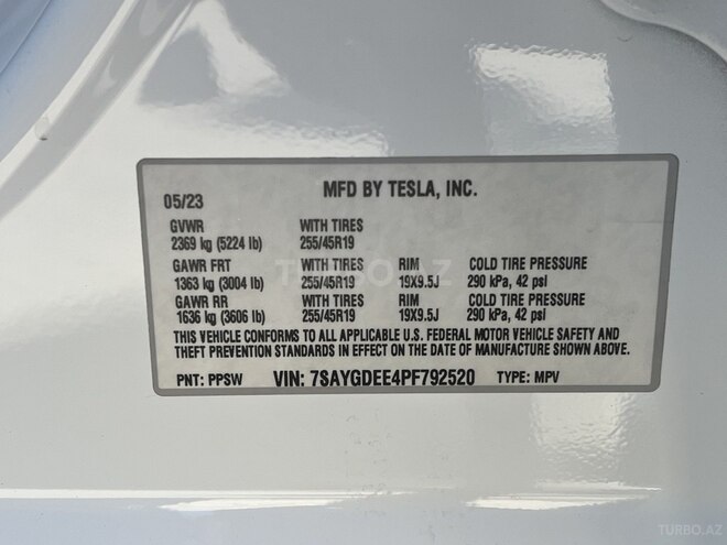 Tesla Model Y-8