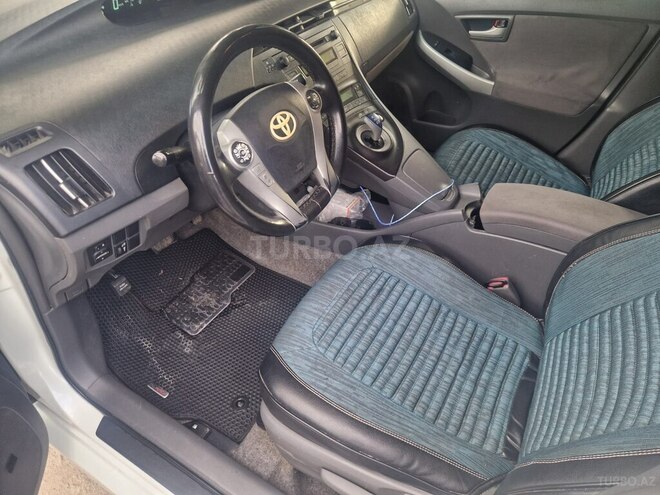 Toyota Prius-12