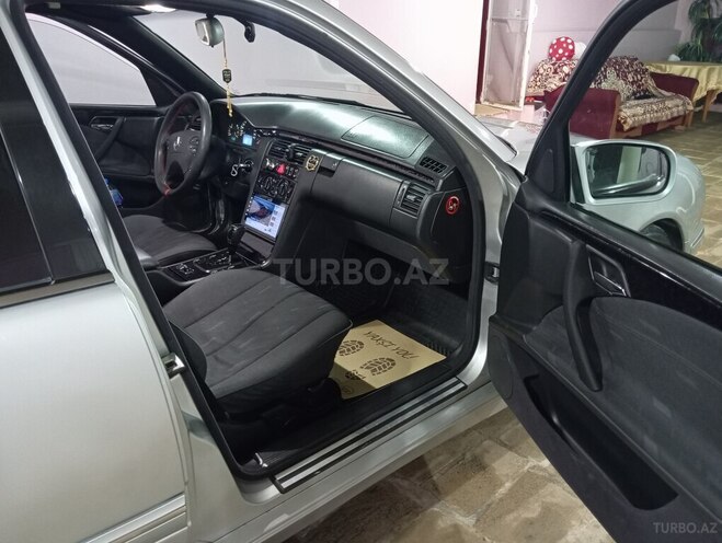 Mercedes E 220-17