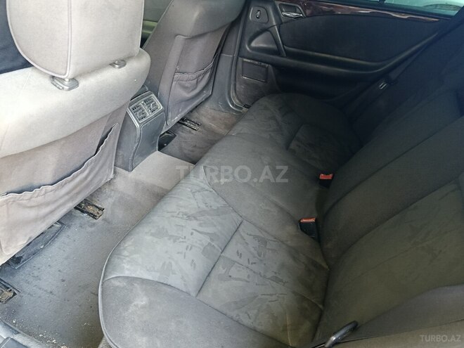 Mercedes E 220-12