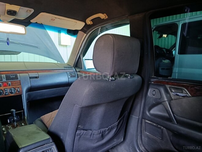 Mercedes E 220-11