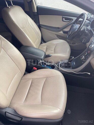 Hyundai Elantra-13
