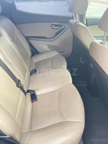 Hyundai Elantra-14